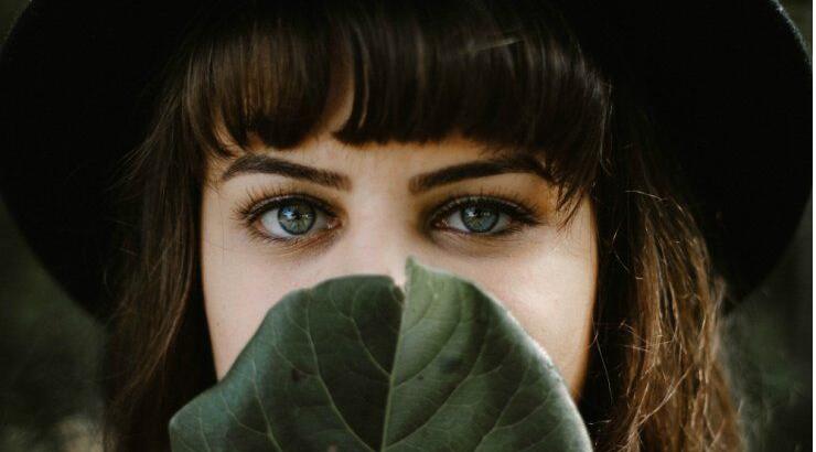 Υπέροχο και λαμπερό βλέμμα με τις κατάλληλες κρέμες ματιών