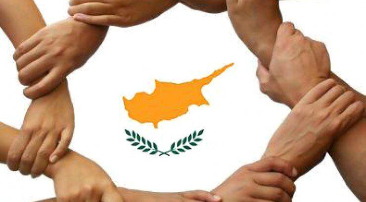 Κύπρος: Μηνύματα αγωνίας και στο facebook...