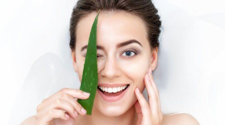 DIY: Φτιάξε μόνη σου μια αναζωογονητική μάσκα προσώπου με Aloe Vera και μέλι!