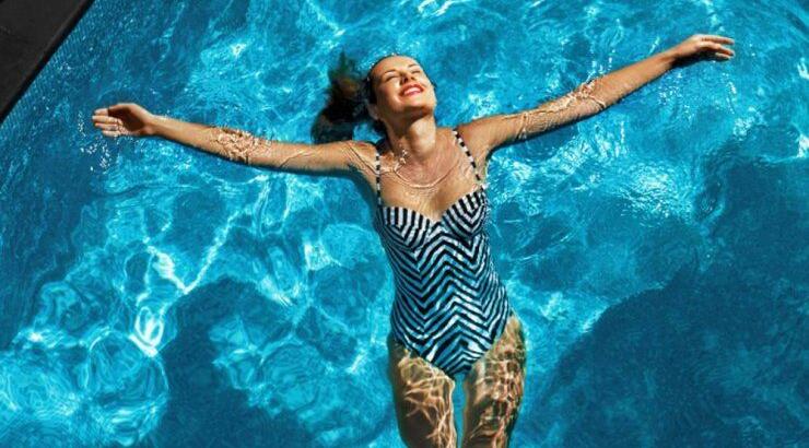 Αυτός είναι ο λόγος που δεν πρέπει να κολυμπάς με φακούς επαφής