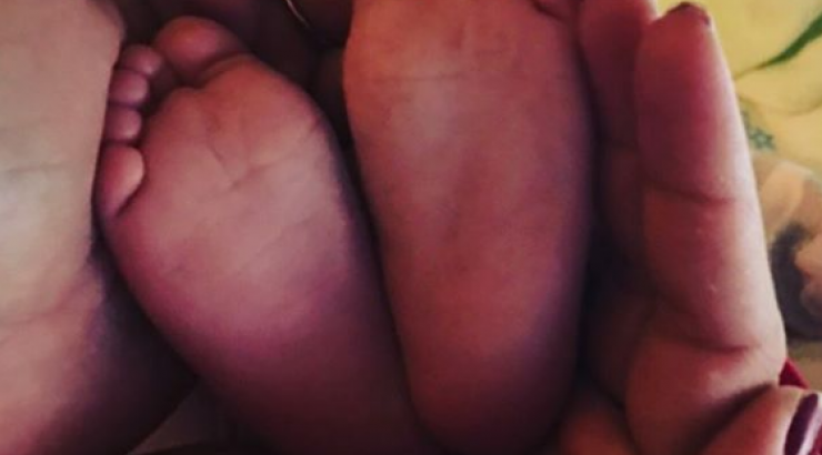 Ζευγάρι της ελληνικής showbiz ανεβαίνει τα σκαλιά της εκκλησίας λίγο καιρό μετά τον ερχομό του μωρού τους!