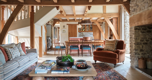 Ένας αχυρώνας του 18ου αιώνα μεταμορφώθηκε με patterns και ζεστά χρώματα