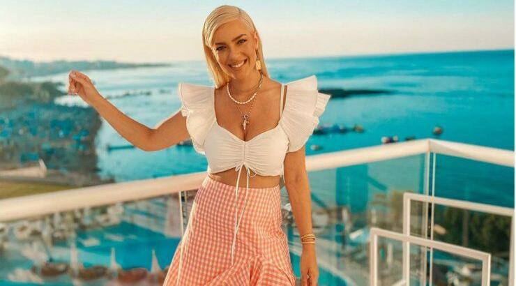 Η Άντρη Καραντώνη φόρεσε το καρό με τον πιο ωραίο και καλοκαιρινό τρόπο