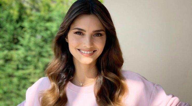 Η Ηλιάνα Παπαγεωργίου φόρεσε το μίνι φόρεμα με τον πιο fresh τρόπο