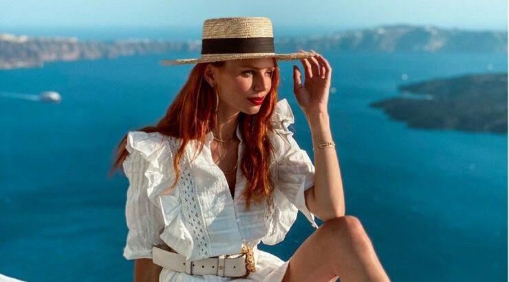 Βρήκαμε το υπέροχο μίνι λευκό φόρεμα της Έβελυν Καζαντζόγλου και είναι σε έκπτωση