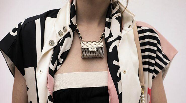 Η θρυλική 2.55 Chanel bag έγινε mini bag και είναι υπέροχη