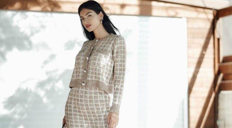 Βρήκαμε πόσο κοστίζει η chic tweed φούστα της Άντρεας Κυριάκου