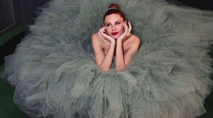 Τα outfits της Έβελυν Καζαντζόγλου είναι η απόλυτη έμπνευση για τα γιορτινά μας looks