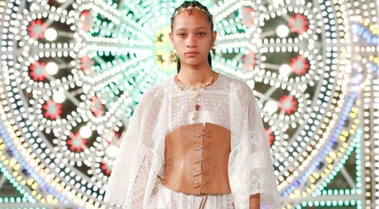 Το item που ξεχώρισε από το ντεφιλέ του οίκου Dior και θα βλέπεις παντού σε λίγους μήνες