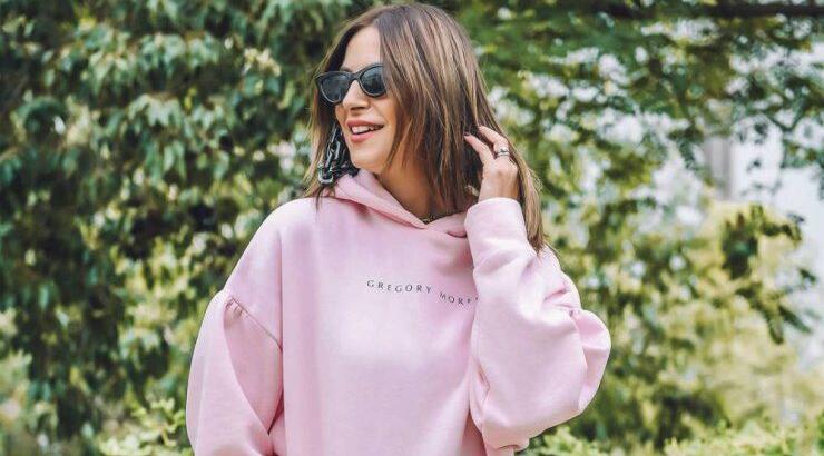 Το comfy look της Κωνσταντίνας Ευριπίδου με δημιουργία Κύπριου σχεδιαστή