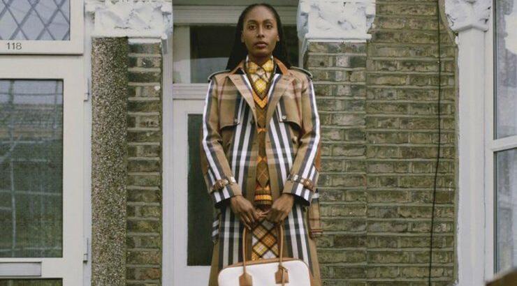 Στη νέα καμπάνια του οίκου Burberry ποζάρουν οι υπάλληλοι του οίκου