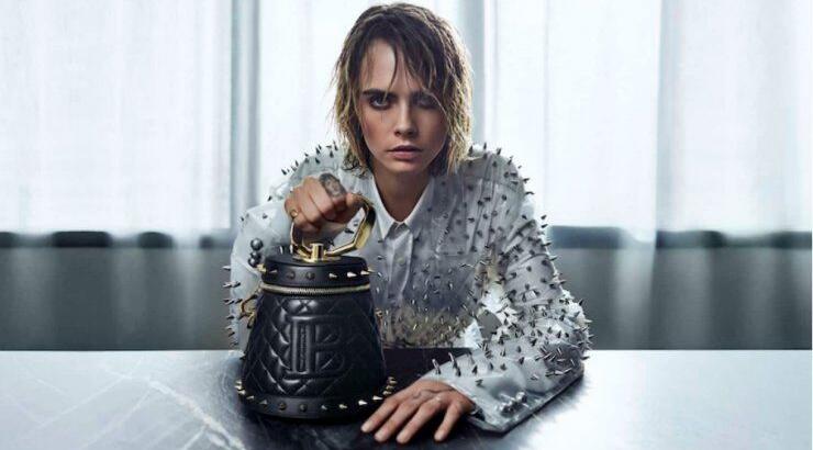H Cara Delevingne υπογράφει μια συλλογή από τσάντες για τον οίκο Balmain