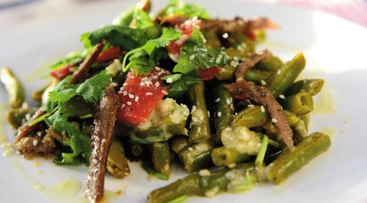 Φασόλακια με σουσάμι, πιπεριές Φλωρίνης, ρέγγα καπνιστή και κομμάτια Stilton