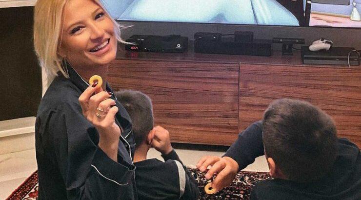 Φαίη Σκορδά: Ο γιος της την έπαιρνε τηλέφωνο στον αέρα και εκείνη τρόμαξε! [βίντεο]