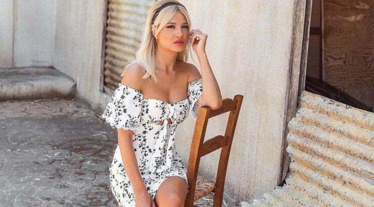 Η σέξι πόζα της Φαίης Σκορδά και το "καυτό" μπικίνι