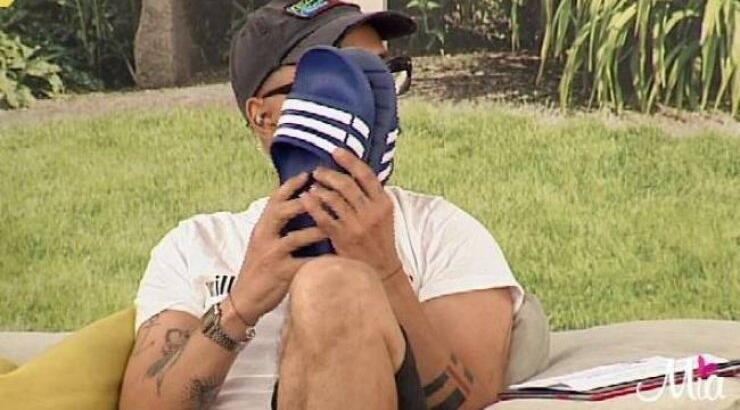 Αυτός είναι ο λόγος που φορά πλαστική παντόφλα από πρόπερσι ο συνεργάτης της Στεφανίδου!