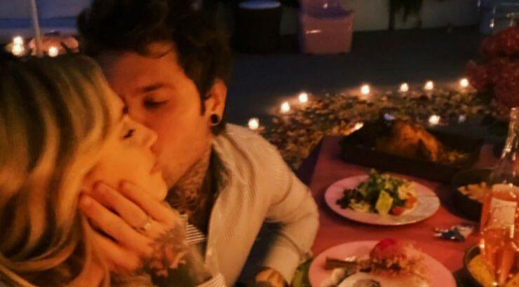 Chiara Ferragni: Γιόρτασε τα γενέθλιά της στην καραντίνα με το πιο ρομαντικό σκηνικό στο μπαλκόνι που ετοίμασε ο σύζυγός της! 