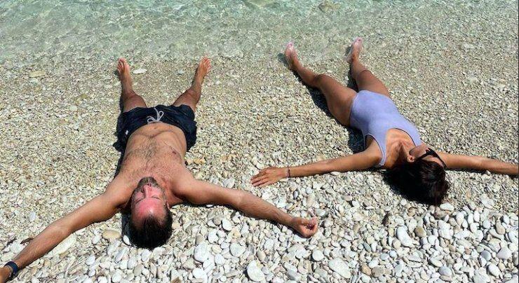 Kύπρια πρωταγωνίστρια δημοσίευσε πρώτη φορά εικόνες στην παραλία με τον διάσημο σύντροφο της