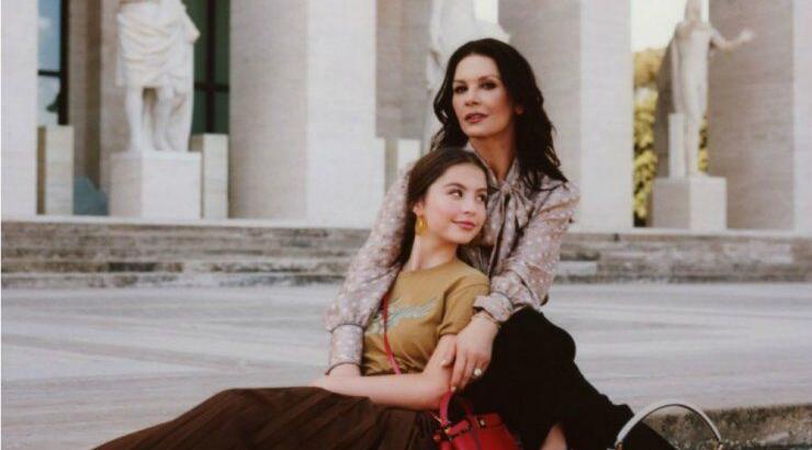 H Catherine Zeta Jones ποζάρει με την 16χρονη κόρη στη νέα καμπάνια του οίκου Fendi