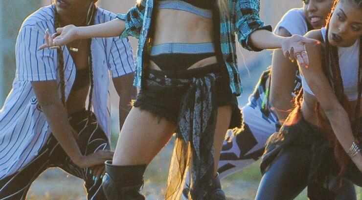 To σέξυ χορευτικό στη μέση του δρόμου από διάσημη τραγουδίστρια [εικόνες]