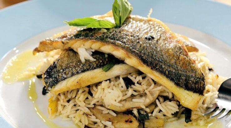 Φιλέτο τσιπούρας με ρύζι και αγκινάρες σοτέ