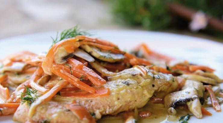 Φιλέτο κοτόπουλο με μανιτάρια, καρότα και άνηθο