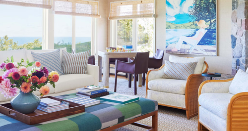 Ένα εξοχικό στη λίμνη Μίσιγκαν ανταλλάσσει τα ουδέτερα χρώματα με πιο χαρούμενα