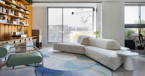 Μέσα σε ένα κομψό διαμέρισμα με φανταστικές πινελιές χρωμάτων