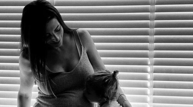 Φλορίντα Πετρουτσέλι: Γεννάει από στιγμή σε στιγμή και εμείς μάθαμε τη διάσημη νονά του γιου της!