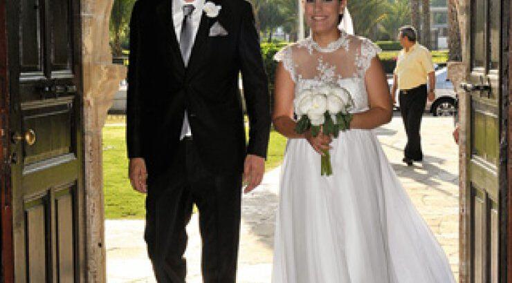 Παντρεύτηκαν αγκαλιά µε τον 11 µηνών γιο τους