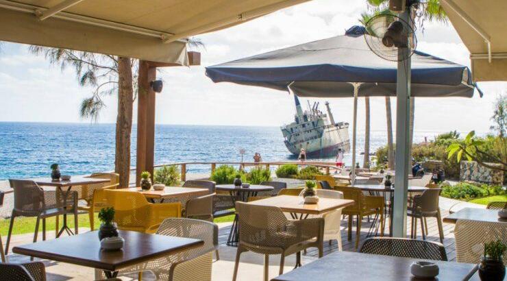 Πέντε στέκια με θέα τη θάλασσα που πρέπει να επισκεφτείς αυτό το καλοκαίρι