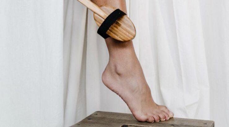 Τρεις φυσικές συνταγές για να περιποιηθείς τις σκασμένες φτέρνες σου