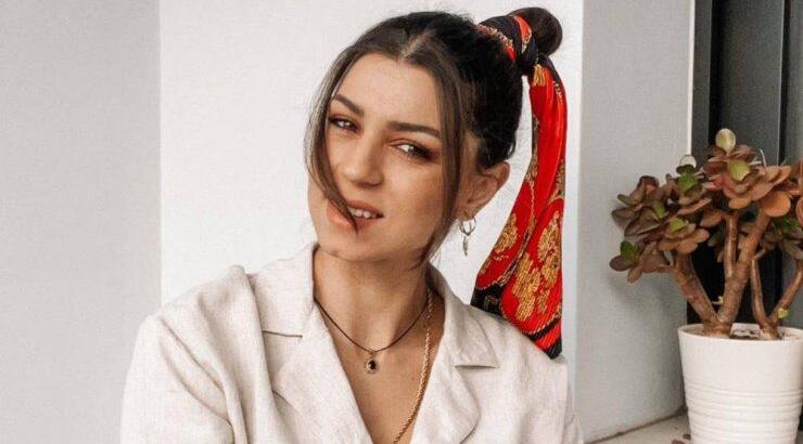 Πέντε υπέροχοι τρόποι για να δέσεις το ίδιο φουλάρι στα μαλλιά!