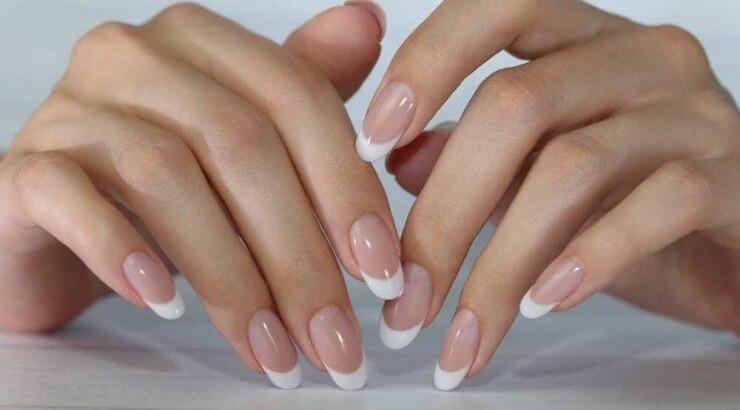 French manicure: Οι beauty insiders που υιοθέτησαν την πιο κλασική τάση στα νύχια