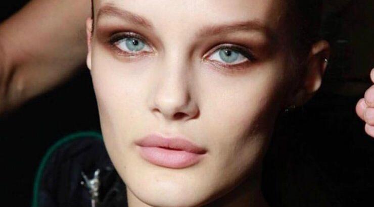 Η νέα high fashion τάση θέλει τις γυναίκες να καταφεύγουν σε μία τολμηρή αλλαγή στα φρύδια τους