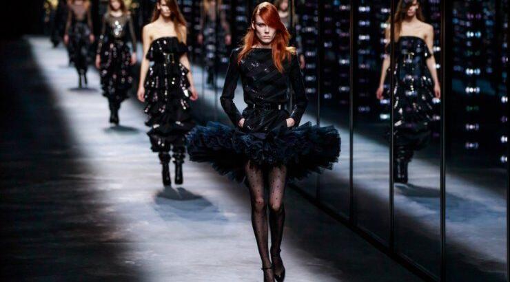 Παγιέτες, φτερά και γούνα, συνδύασε τα σε ένα λαμπερό σύνολο