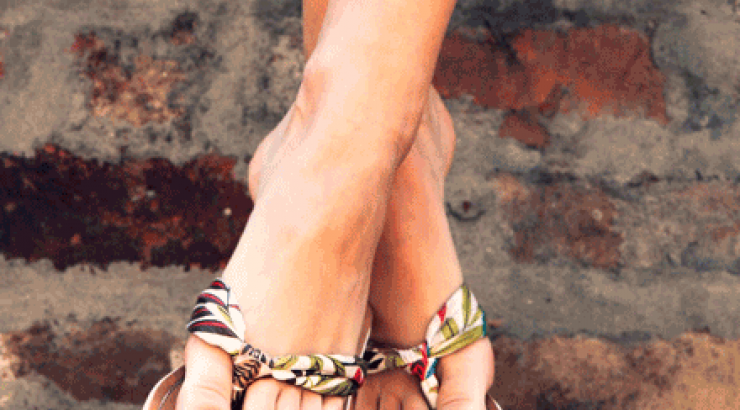 Μια σπιτική «συνταγή» για να πούμε αντίο στις σκασμένες φτέρνες