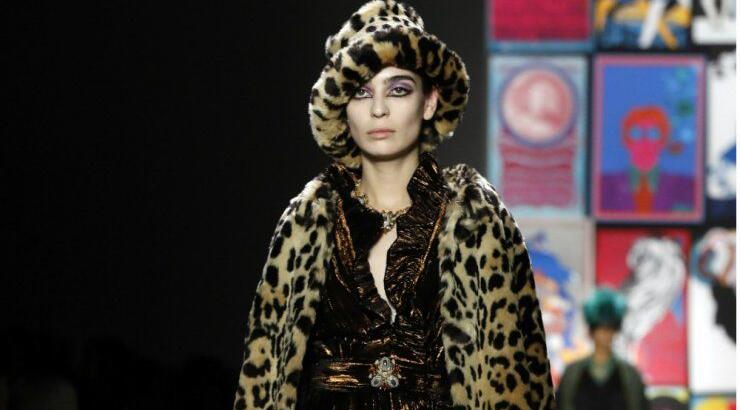 Κομψή με animal print οικολογική γούνα