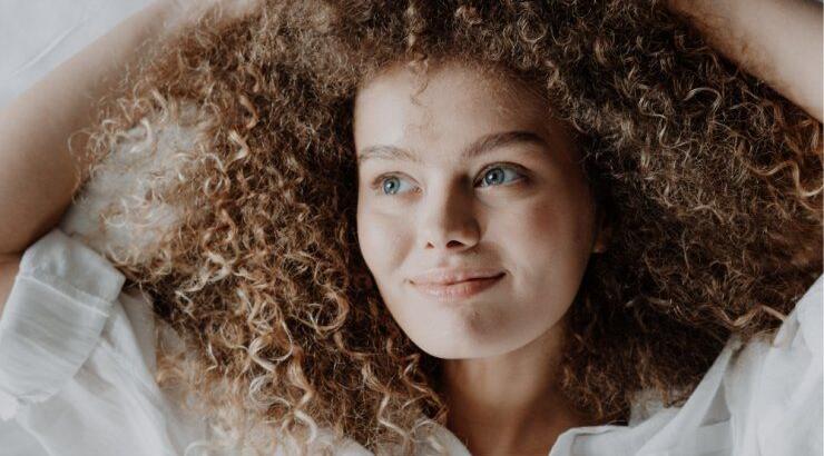 Η νέα τάση θέλει τα φρύδια σου φυσικά και γεμάτα