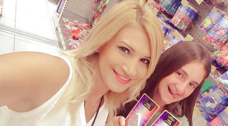 Κατερίνα Μηλιώτη: Συνόδευσε τη 16χρονη κόρη της στο εμβολιαστικό κέντρο και πόζαραν αγκαλιά