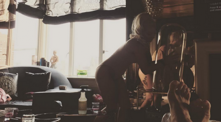 Διάσημη τραγουδίστρια ξεσκονίζει με… το κορμάκι!