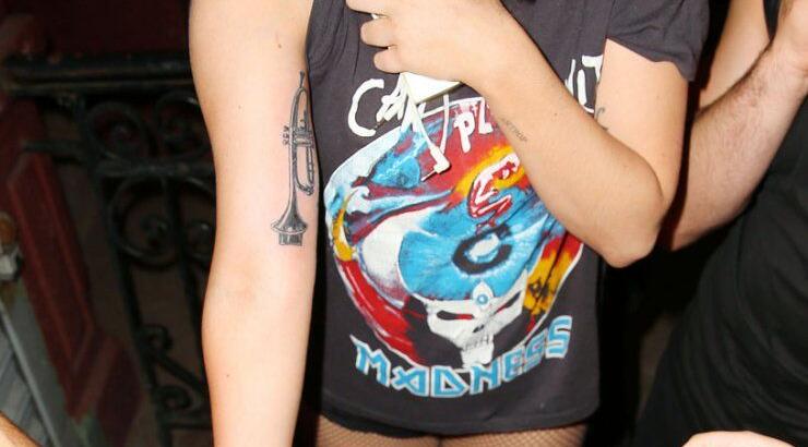 Η Lady Gaga ποζάρει με το νέο της τατουάζ [εικόνες]