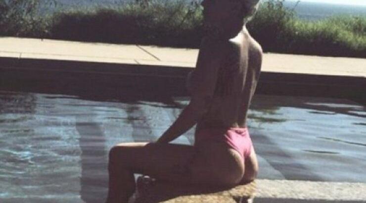 Η σέξι πίσω όψη διάσημης τραγουδίστριας!