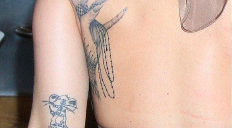 Δείτε τα περίεργα τατουάζ διάσημης τραγουδίστριας [εικόνες]