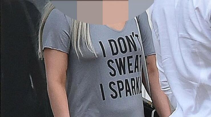 Ποια πασίγνωστη τραγουδίστρια εμφανίστηκε μόνο με... το μπλουζάκι της [εικόνες]