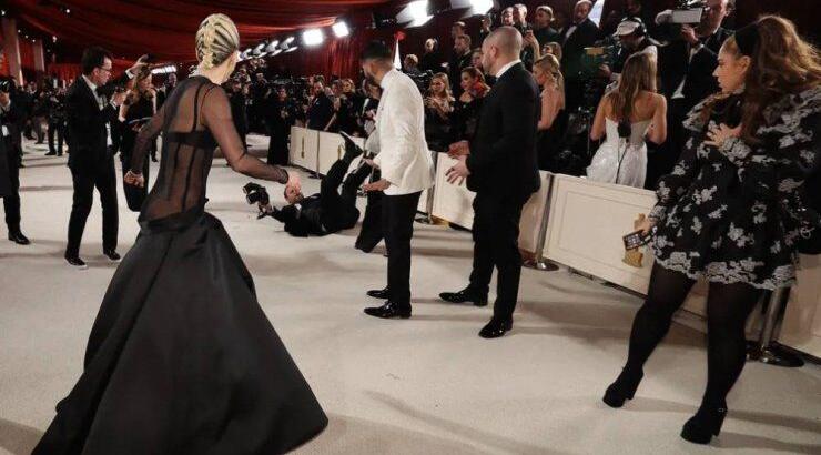Lady Gaga: Έτρεξε να βοηθήσει φωτογράφο που έπεσε στο χαλί των Oscar και τα social media την αποθέωσαν [βίντεο]