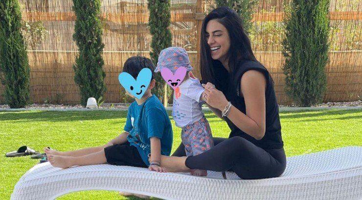 Γαλάτεια Βασιλειάδη: Ευτυχισμένη με μαγιό στην αγκαλιά των γιων της! [εικόνες]