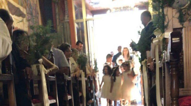 Γνωστή δημοσιογράφος της κυπριακής τηλεόρασης ανέβηκε τα σκαλιά της εκκλησίας με τον αγαπημένο της 