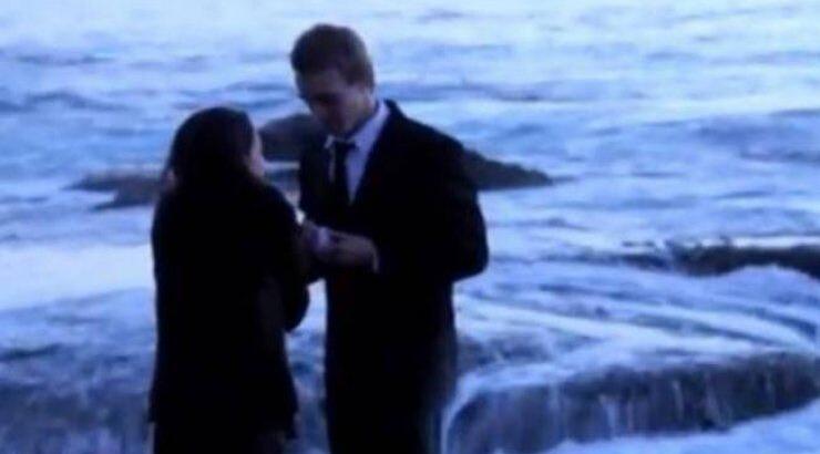 Κύμα "χαλά" ρομαντική πρόταση γάμου! 