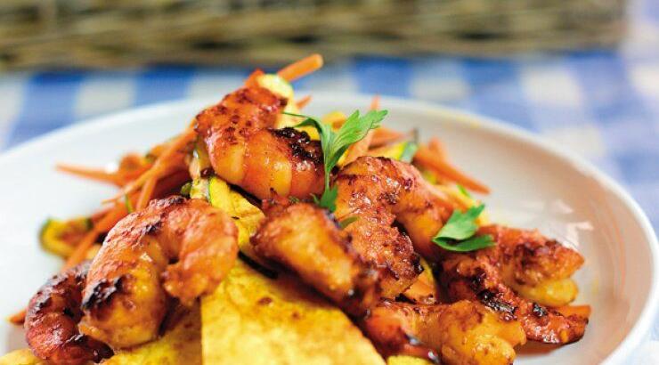 Γαρίδες με σοταρισμένα λαχανικά σερβιρισμένες σε κυπριακές πίτες